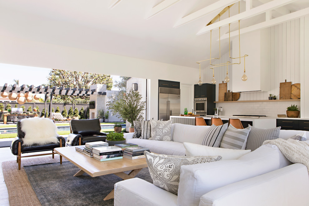 Offenes Maritimes Wohnzimmer mit weißer Wandfarbe, hellem Holzboden und beigem Boden in Orange County