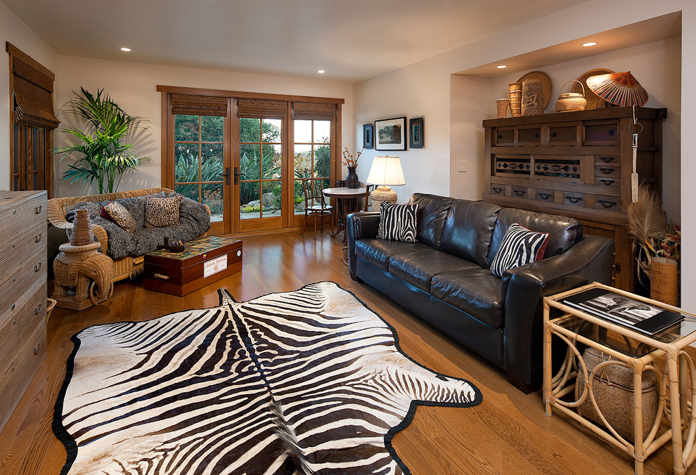 Mittelgroßes, Abgetrenntes Asiatisches Wohnzimmer mit weißer Wandfarbe, braunem Holzboden und TV-Wand in Santa Barbara