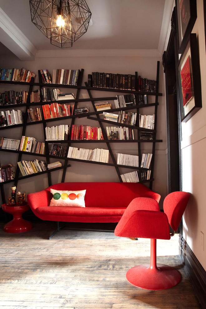 Foto de sala de estar con biblioteca actual con paredes beige