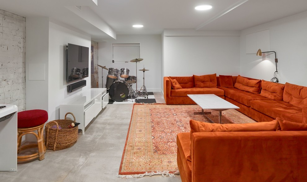 На фото: изолированная гостиная комната среднего размера в скандинавском стиле с музыкальной комнатой, белыми стенами, бетонным полом, телевизором на стене и серым полом без камина с