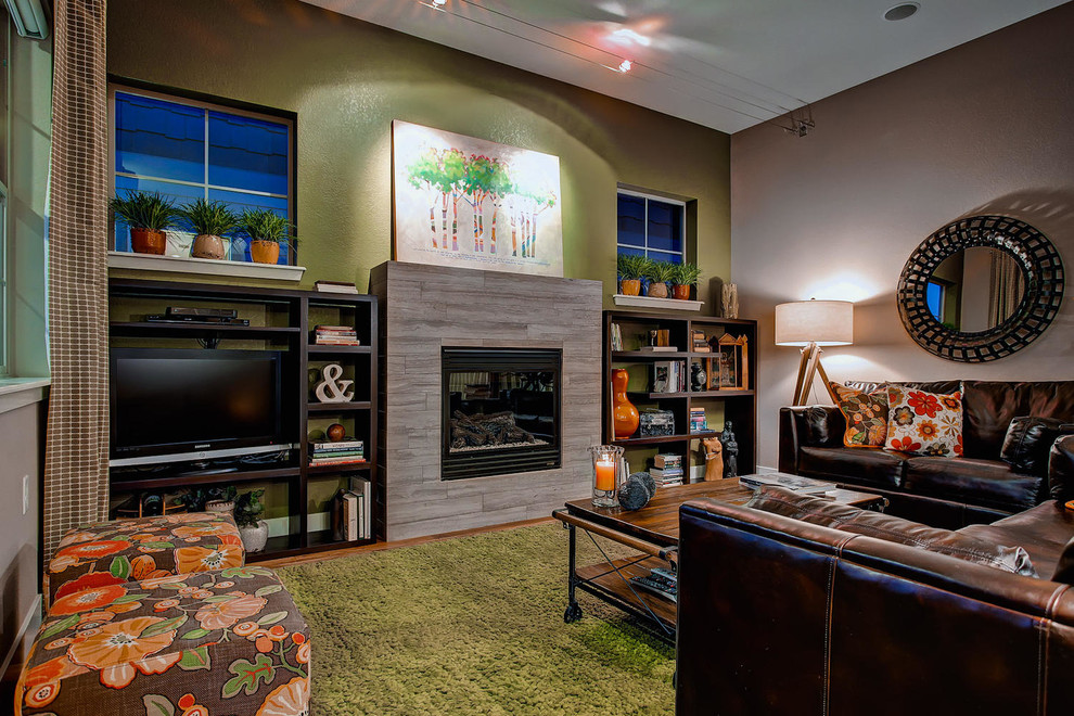 Imagen de sala de estar clásica renovada con marco de chimenea de baldosas y/o azulejos