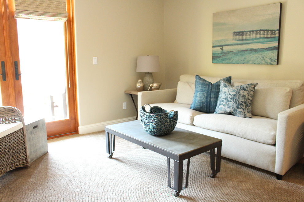 Esempio di un piccolo soggiorno stile marinaro chiuso con pareti beige, moquette, nessun camino, TV a parete e pavimento bianco