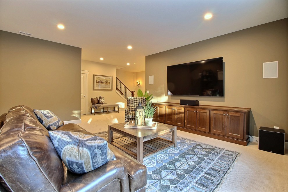 Foto di un ampio soggiorno chic aperto con pareti marroni, moquette, nessun camino, TV a parete e pavimento beige