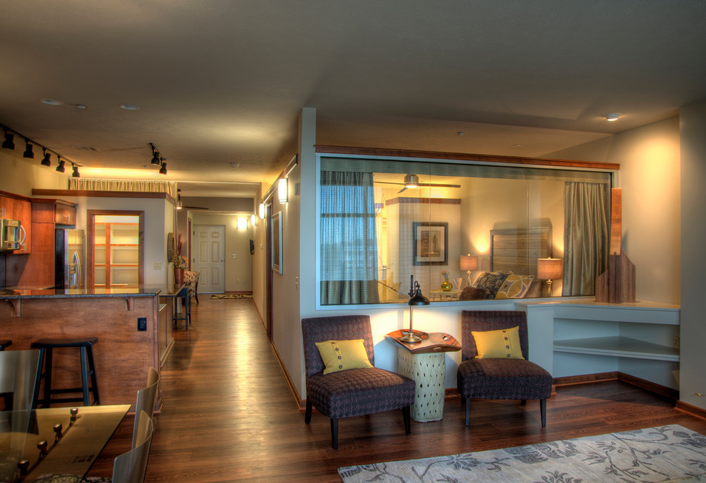 Exemple d'une salle de séjour tendance de taille moyenne et ouverte avec un mur gris, parquet foncé, aucune cheminée et un sol marron.