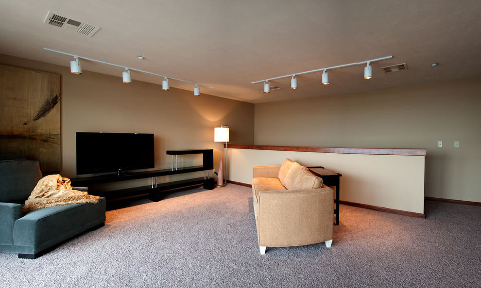 Inspiration pour une salle de séjour design de taille moyenne et ouverte avec un mur beige, moquette et un téléviseur indépendant.
