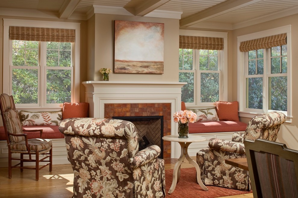 Idée de décoration pour une salle de séjour champêtre de taille moyenne et ouverte avec un mur beige, parquet clair, une cheminée standard, un manteau de cheminée en brique, aucun téléviseur et un sol beige.