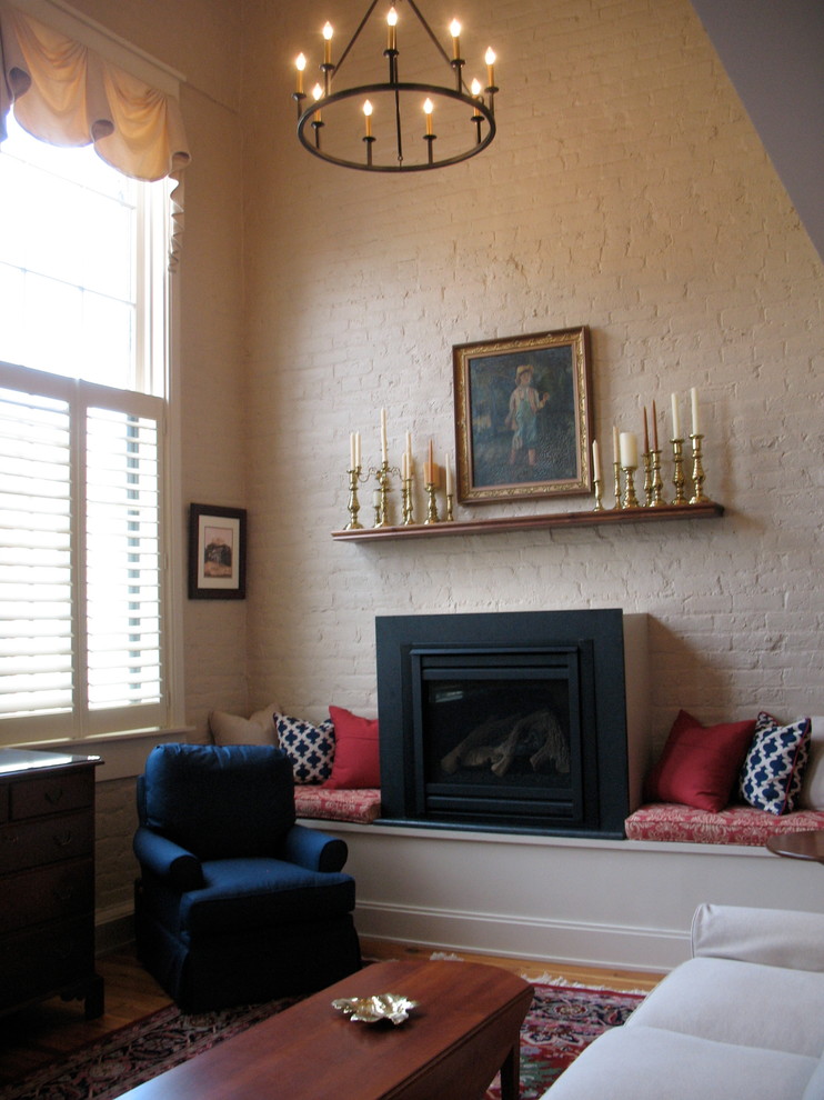 Foto de sala de estar tipo loft tradicional renovada con paredes blancas, suelo de madera en tonos medios, todas las chimeneas y televisor retractable