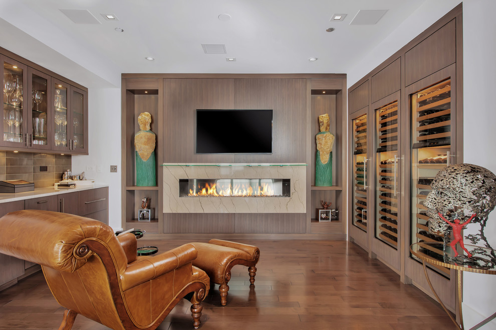 На фото: гостиная комната среднего размера в современном стиле с домашним баром, белыми стенами, темным паркетным полом, горизонтальным камином, фасадом камина из камня и телевизором на стене с