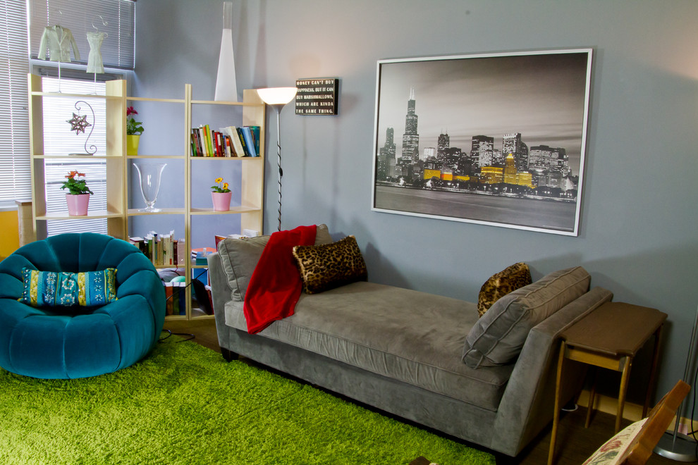 Пример оригинального дизайна: маленькая изолированная гостиная комната в стиле фьюжн с светлым паркетным полом, отдельно стоящим телевизором и серыми стенами для на участке и в саду
