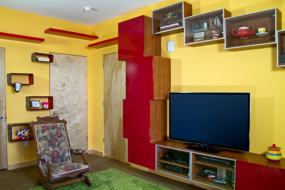 Modelo de sala de estar cerrada ecléctica pequeña con paredes amarillas, suelo de madera clara y televisor independiente