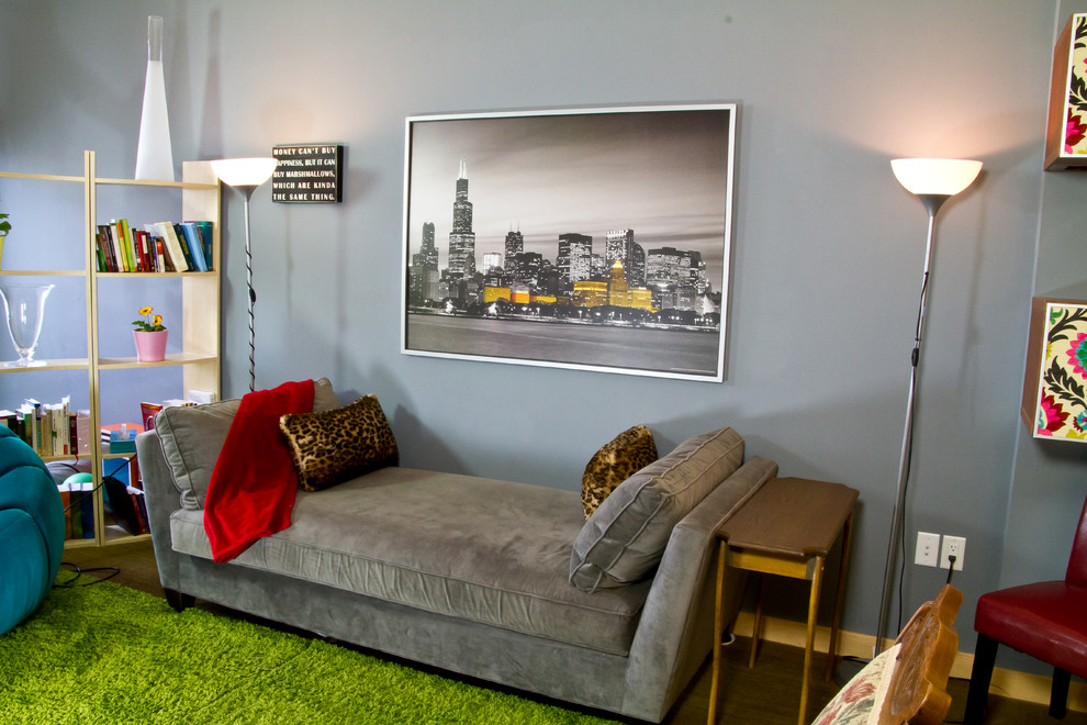 Modelo de sala de estar cerrada bohemia pequeña con paredes amarillas, suelo de madera clara y televisor independiente