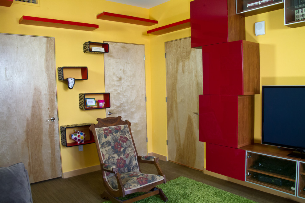 Cette image montre une petite salle de séjour bohème fermée avec un mur jaune, parquet clair et un téléviseur indépendant.