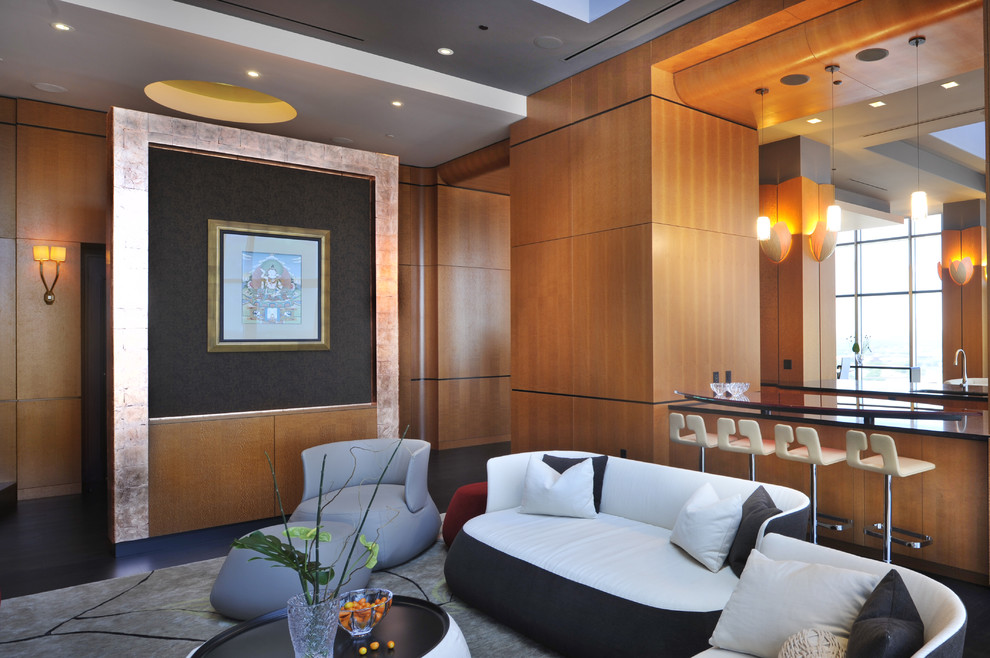 Идея дизайна: гостиная комната в современном стиле с домашним баром