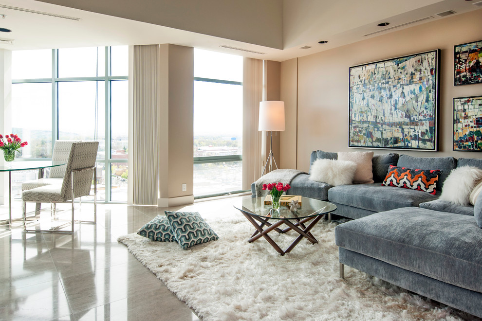 Modelo de sala de estar abierta clásica renovada sin chimenea y televisor con paredes beige y alfombra