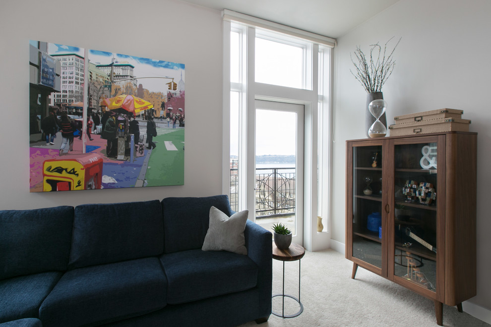 Идея дизайна: открытая гостиная комната среднего размера в современном стиле с серыми стенами, ковровым покрытием и отдельно стоящим телевизором
