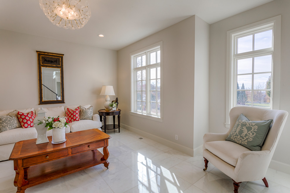 Geräumiges, Offenes Klassisches Wohnzimmer mit weißer Wandfarbe, Keramikboden und weißem Boden in Salt Lake City