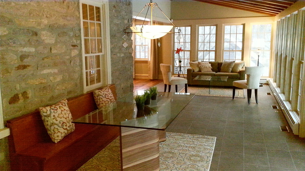 Offenes, Großes Klassisches Wohnzimmer ohne Kamin mit grüner Wandfarbe, Multimediawand, Keramikboden und grauem Boden in Philadelphia