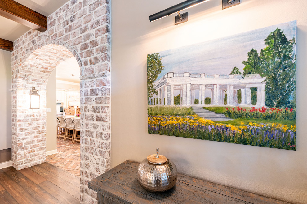 Foto de sala de estar abierta clásica renovada de tamaño medio con paredes beige, suelo de ladrillo y suelo blanco