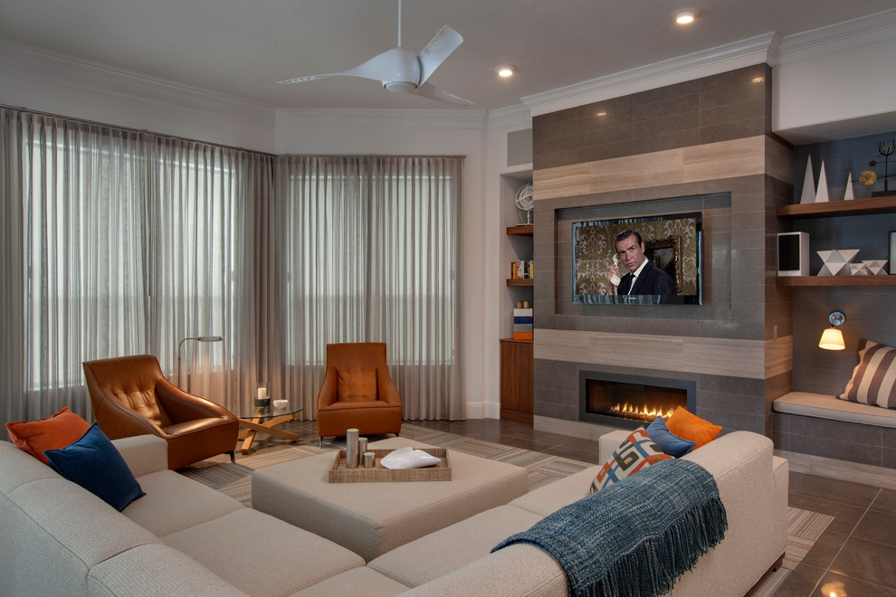Diseño de sala de estar abierta contemporánea de tamaño medio con paredes blancas, suelo de baldosas de porcelana, todas las chimeneas, marco de chimenea de piedra y televisor colgado en la pared