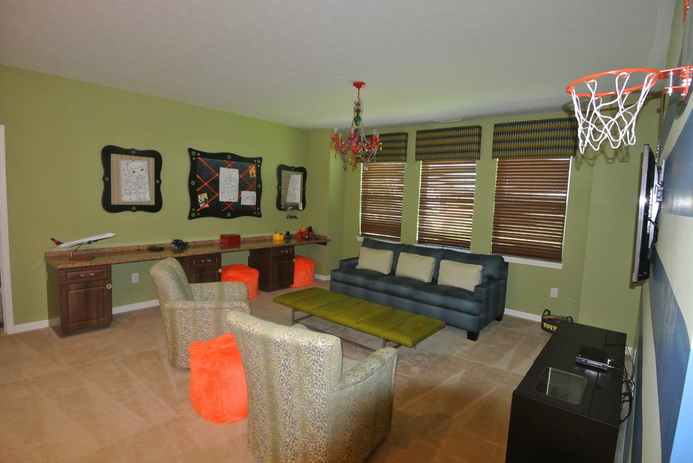 Modelo de sala de estar con barra de bar tipo loft de tamaño medio con paredes verdes, moqueta y televisor colgado en la pared