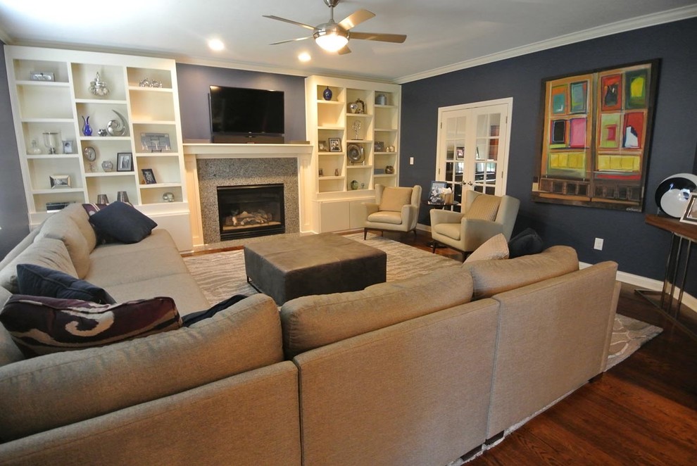 Ejemplo de sala de estar abierta contemporánea con paredes azules, suelo de madera en tonos medios y todas las chimeneas