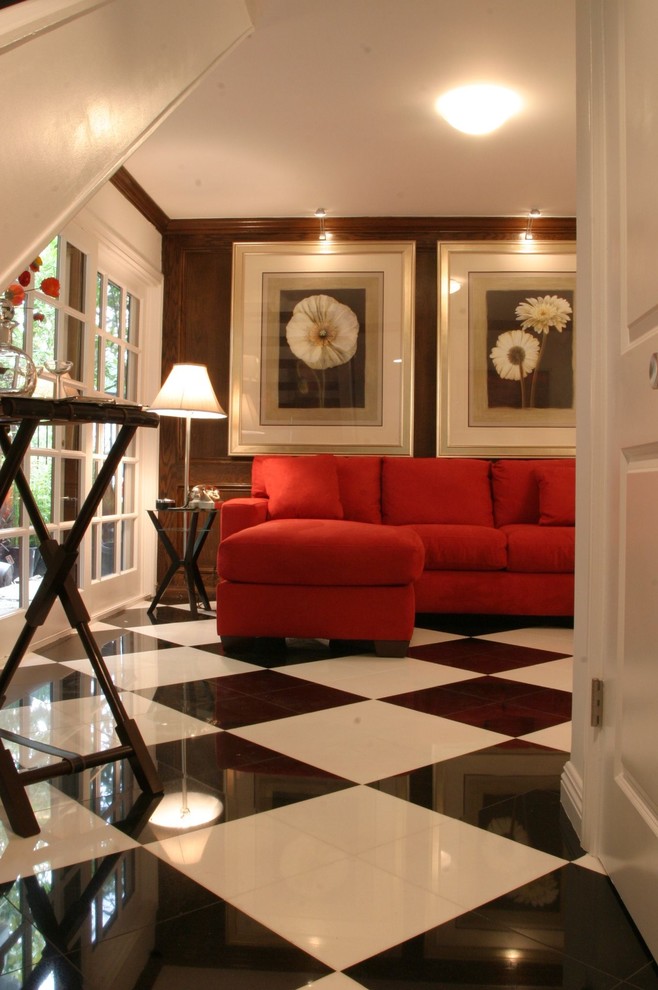 Idee per un soggiorno minimal con pareti marroni e pavimento multicolore