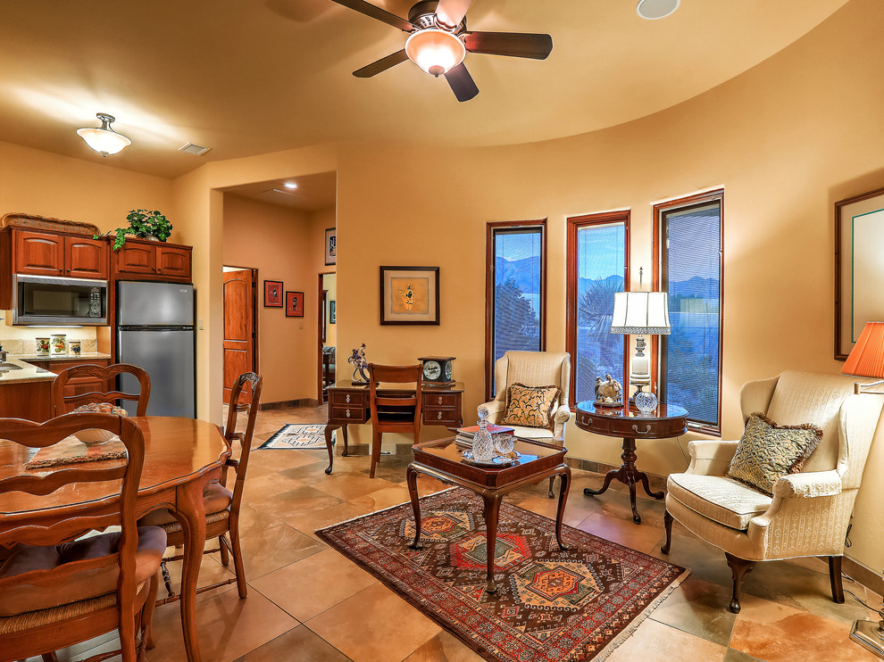 Imagen de sala de estar abierta de estilo americano pequeña con paredes beige, suelo de travertino y suelo beige
