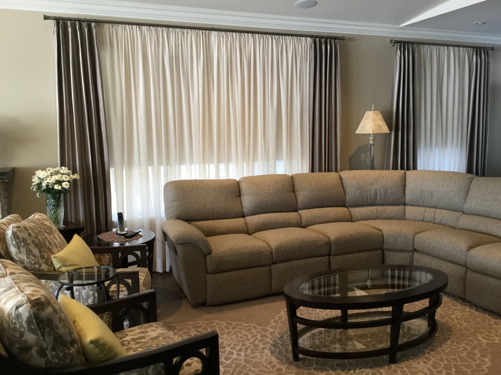 Ejemplo de sala de estar abierta tradicional renovada de tamaño medio con paredes grises, televisor colgado en la pared y suelo de madera en tonos medios