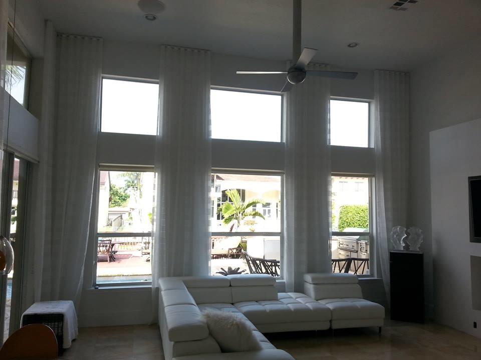 Foto de sala de estar con rincón musical abierta contemporánea grande con paredes blancas, suelo de baldosas de cerámica y pared multimedia