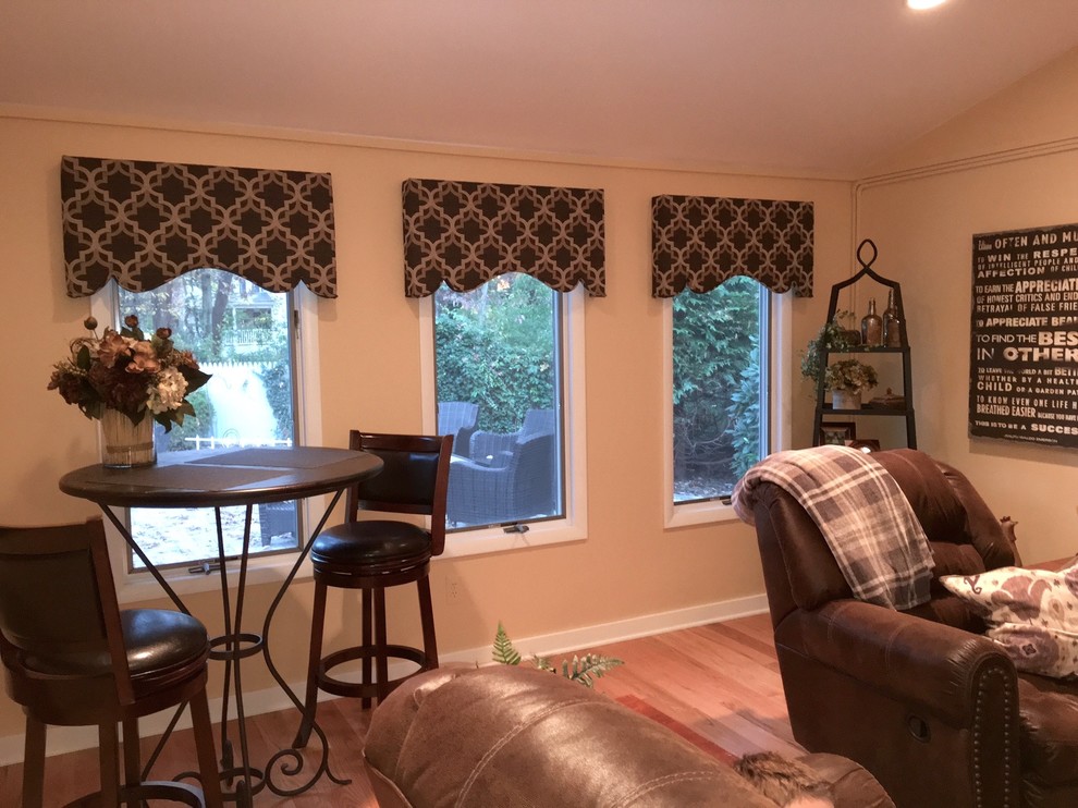 Foto de sala de estar abierta contemporánea de tamaño medio con suelo de madera clara