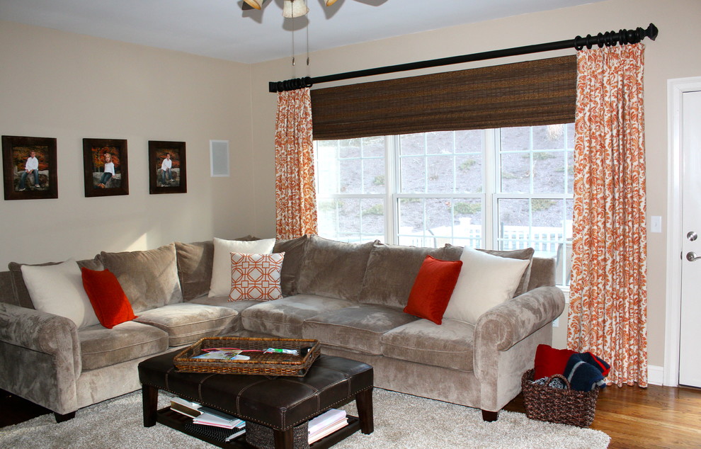 Kleines, Abgetrenntes Klassisches Wohnzimmer mit beiger Wandfarbe, freistehendem TV und braunem Holzboden in New York