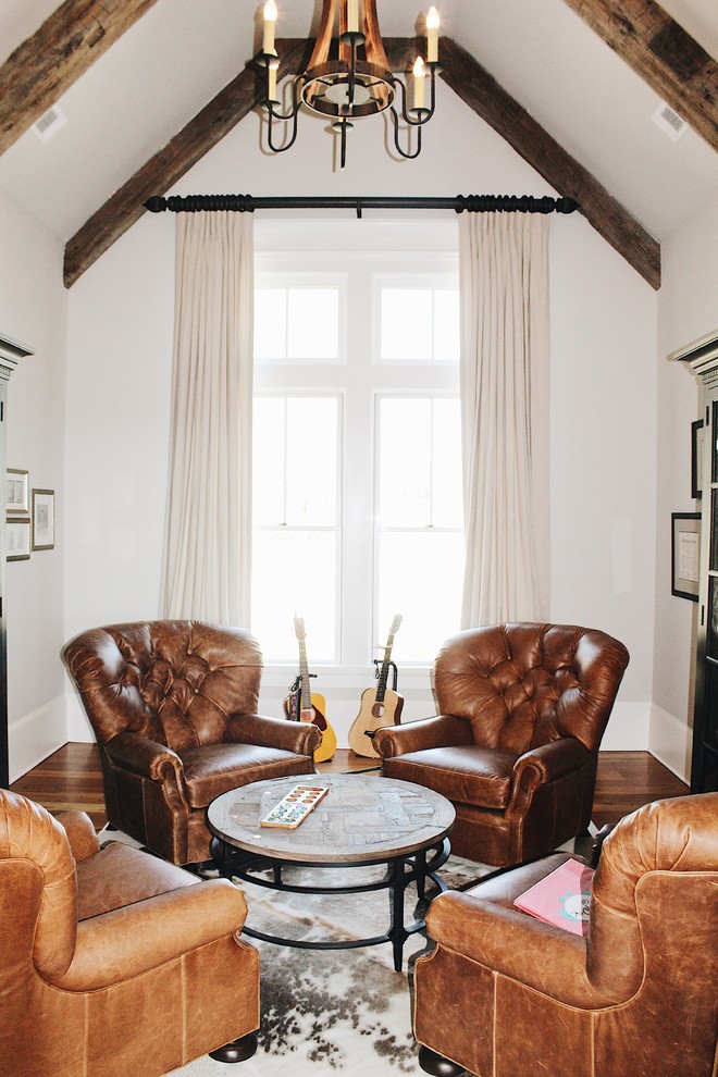 Foto de sala de estar de estilo de casa de campo con suelo de madera oscura