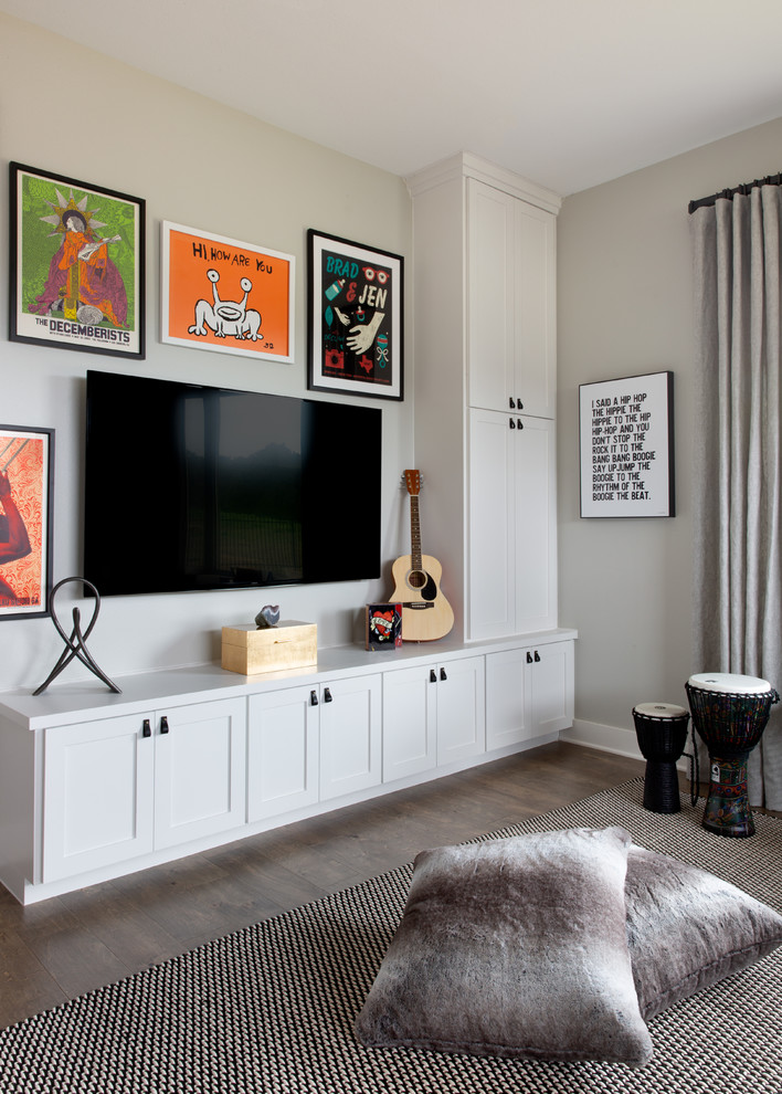 Mittelgroßes Modernes Wohnzimmer ohne Kamin, im Loft-Stil mit beiger Wandfarbe, dunklem Holzboden, TV-Wand und braunem Boden in Austin