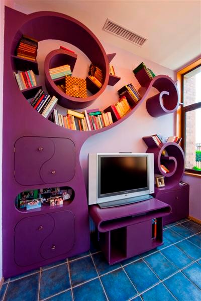 他の地域にある高級な広いエクレクティックスタイルのおしゃれなファミリールーム (ライブラリー、ピンクの壁、据え置き型テレビ) の写真