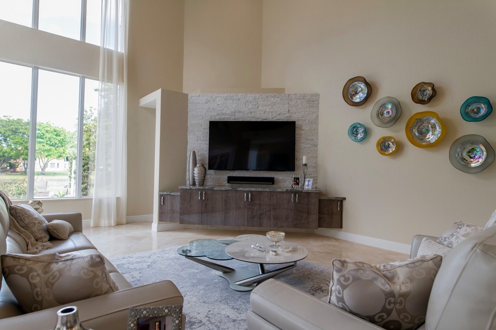 Exemple d'une salle de séjour tendance de taille moyenne et ouverte avec un mur beige, un sol en travertin, un téléviseur fixé au mur et un sol beige.