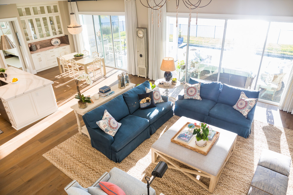 Ejemplo de sala de estar abierta campestre grande con suelo de madera en tonos medios y suelo marrón