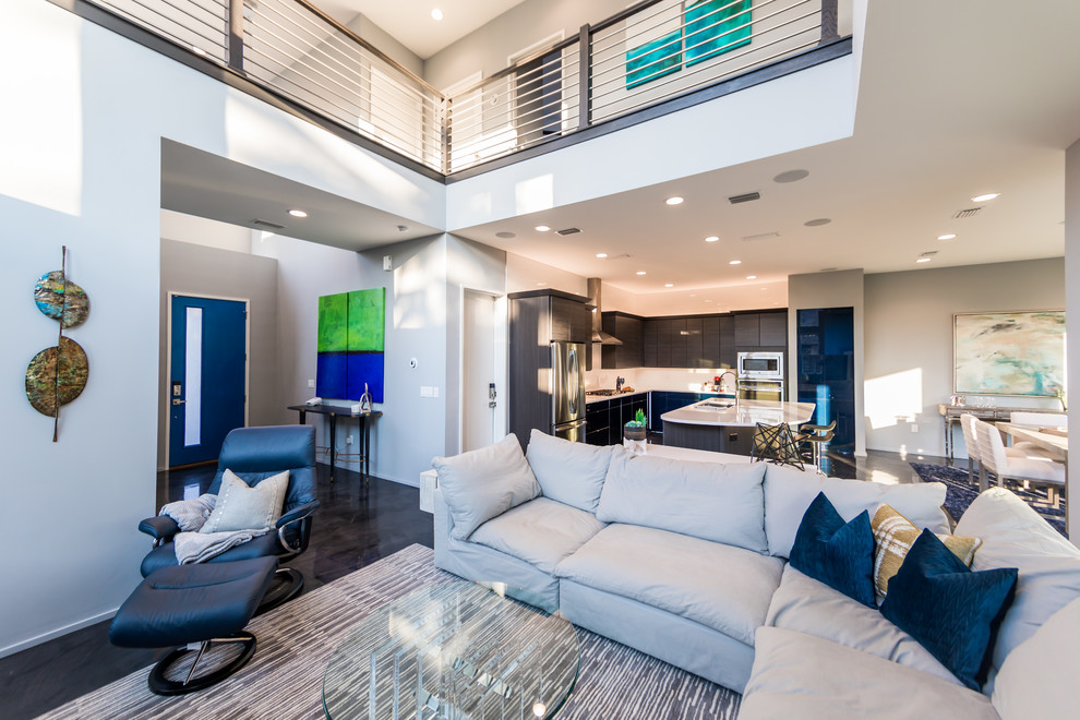 Идея дизайна: открытая гостиная комната среднего размера в стиле модернизм с серыми стенами, бетонным полом, телевизором на стене и серым полом без камина
