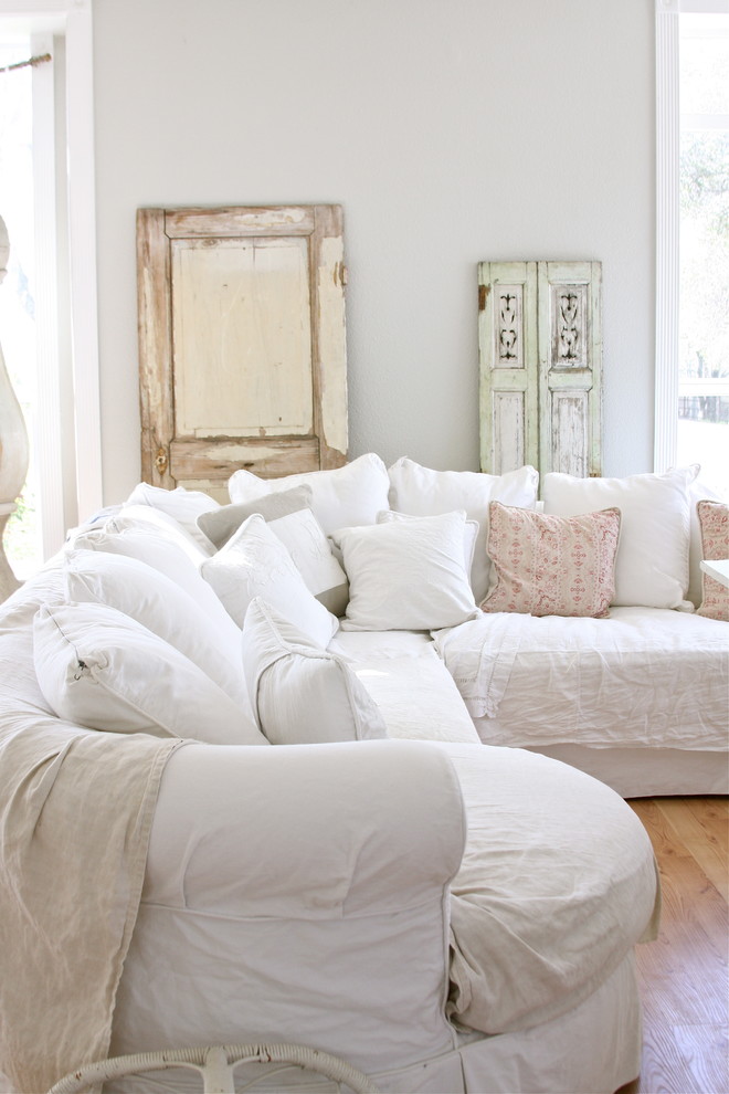 Diseño de sala de estar romántica con paredes grises y suelo de madera clara