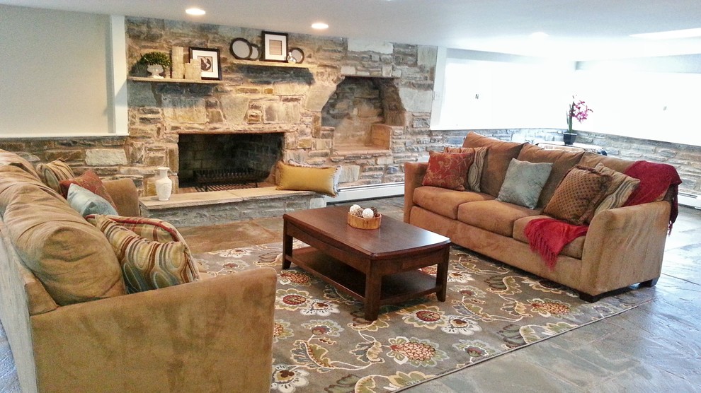 Geräumiges, Abgetrenntes Klassisches Wohnzimmer mit grauer Wandfarbe, Schieferboden, Kamin und Kaminumrandung aus Stein in Philadelphia