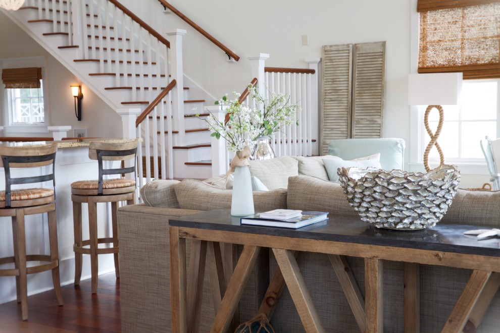 Diseño de sala de estar abierta marinera grande con paredes blancas y suelo de madera en tonos medios