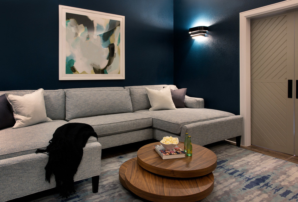 На фото: двухуровневая гостиная комната среднего размера в стиле неоклассика (современная классика) с разноцветными стенами, темным паркетным полом, телевизором на стене и серым полом без камина