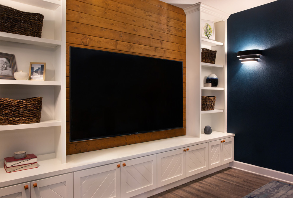 Источник вдохновения для домашнего уюта: двухуровневая гостиная комната среднего размера в стиле неоклассика (современная классика) с разноцветными стенами, темным паркетным полом, телевизором на стене и серым полом без камина