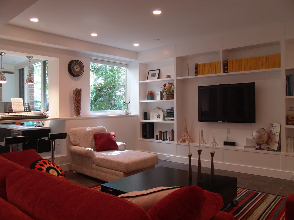 Modelo de sala de estar abierta actual con paredes blancas, televisor colgado en la pared y alfombra