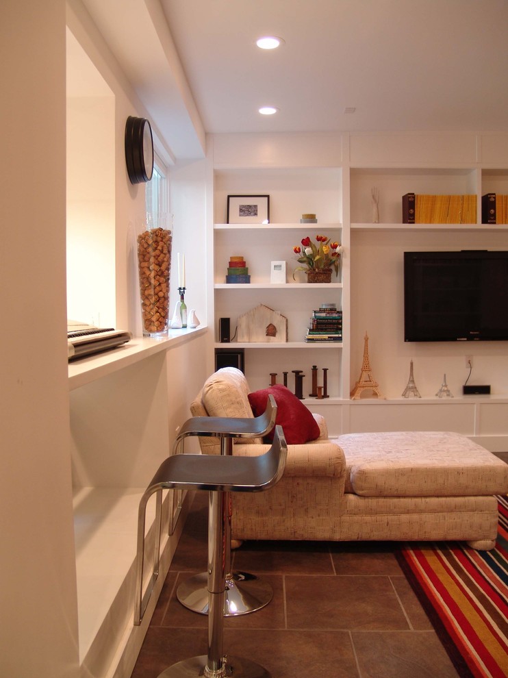 Пример оригинального дизайна: гостиная комната в современном стиле с белыми стенами, телевизором на стене и ковром на полу