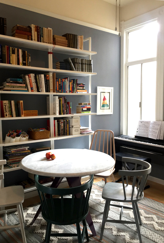Ejemplo de sala de estar con biblioteca clásica renovada con paredes grises