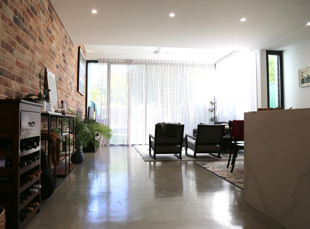 Mittelgroßes, Abgetrenntes Modernes Wohnzimmer mit weißer Wandfarbe, Betonboden und grauem Boden in Sydney