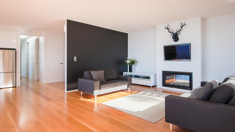 Ejemplo de sala de estar costera con suelo de madera clara