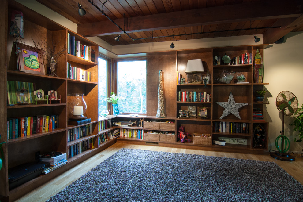 Ejemplo de sala de estar abierta contemporánea con paredes beige, suelo de madera clara, chimenea de esquina, marco de chimenea de ladrillo y televisor independiente