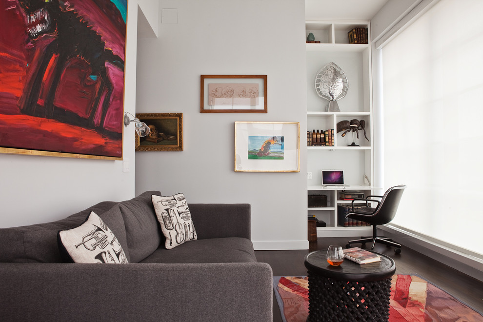 На фото: двухуровневая гостиная комната в стиле модернизм с белыми стенами и темным паркетным полом с