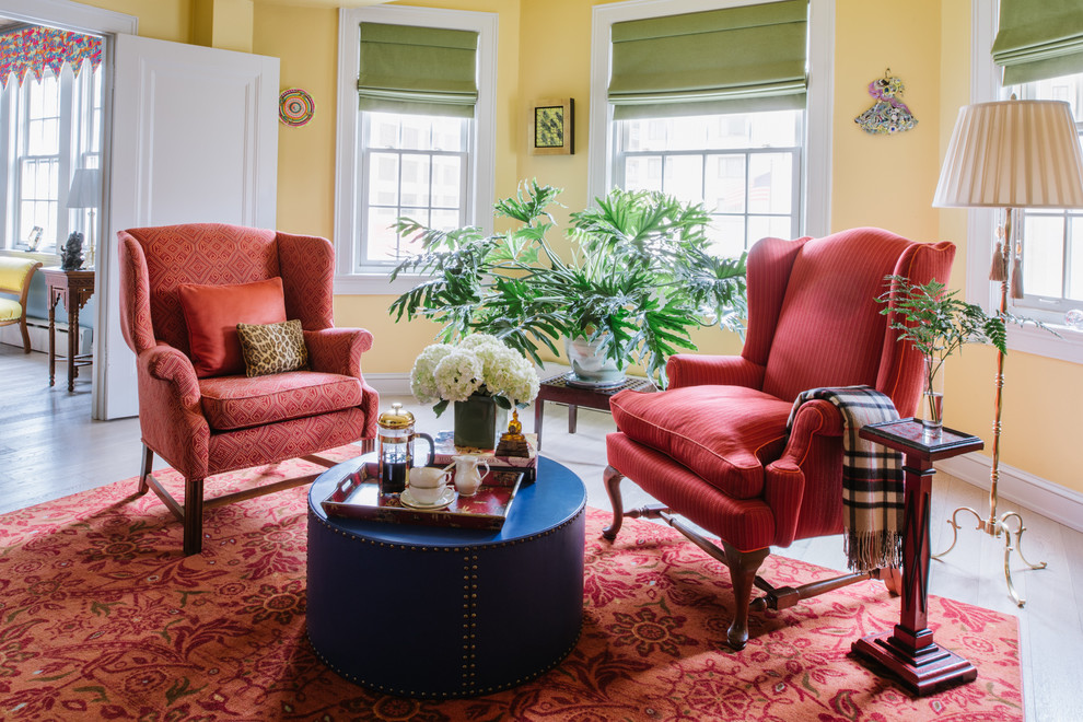 Foto de sala de estar con rincón musical cerrada ecléctica de tamaño medio sin chimenea y televisor con paredes amarillas y suelo de madera clara